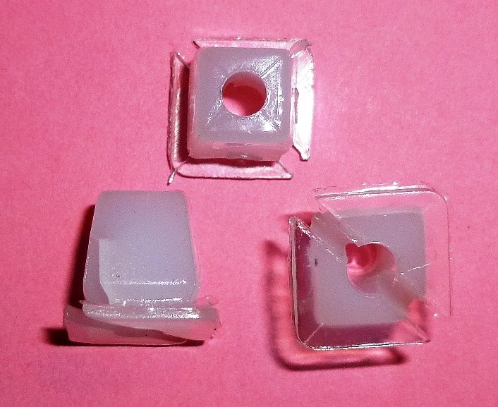 Пистон под саморез (белый квадрат) ВАЗ-2111, Калина, Приора (втулка крепл. отопителя) завод (100шт) Пистон под саморез (белый квадрат) ВАЗ-2111, Калина, Приора (втулка крепл. отопителя) завод (100шт)